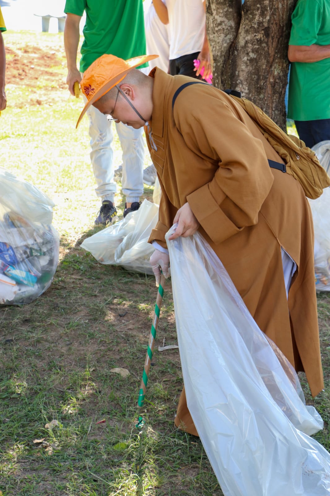 PARTICIPANTES DO 2º PLOGGING DE COTIA RETIRAM RESÍDUOS DO MEIO AMBIENTE